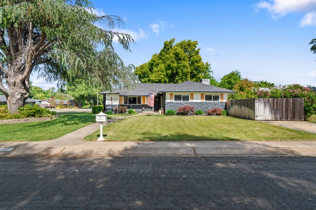 Photo - 3689 Suzanne Way