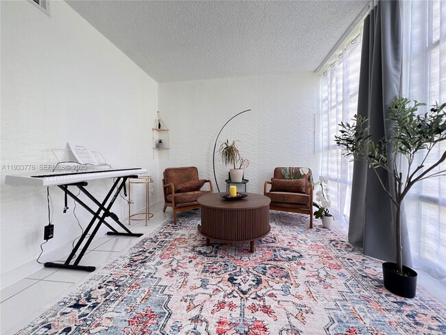 Building Photo - 501 SE 3rd St Unit 119