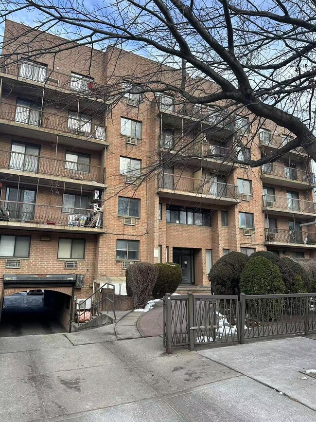 Photo - 147- 45 Barclay Ave Condo Unit 2D