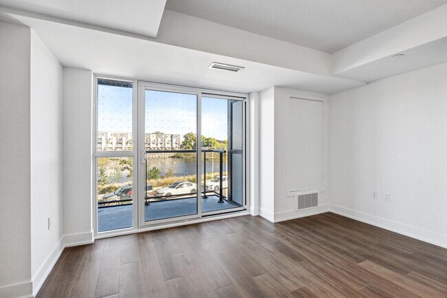 Photo - VERY SPACIOUS  bachelor unit (550 sq ft) Unit 203