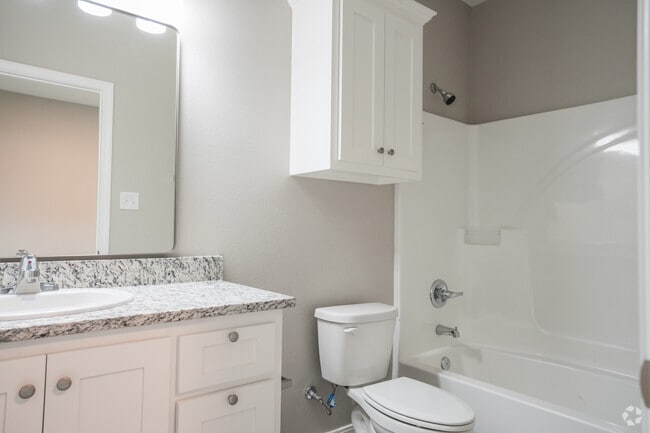 2BR, 2BA - 1020SF - Primary Bathroom
