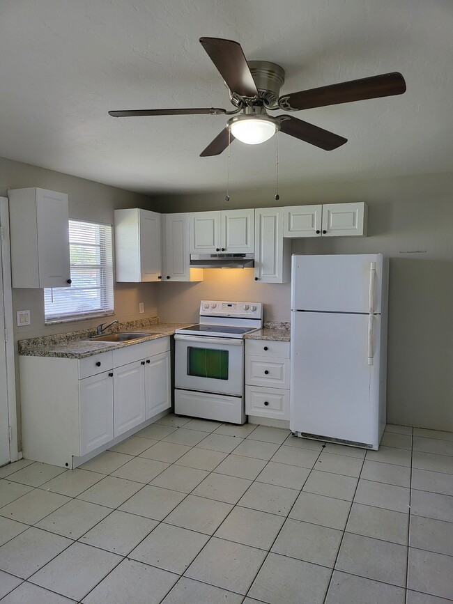 Building Photo - 406 NE 24th Pl Unit 4