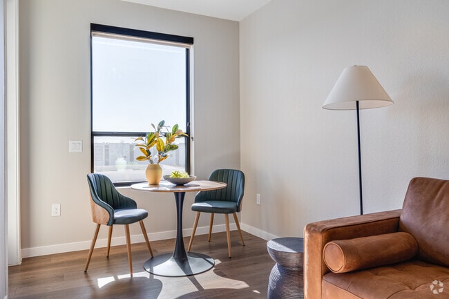 Studio, 1BA - 589SF