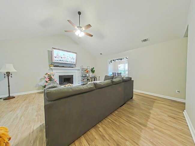 Photo - 4 Bedroom Brick Ranch in Woodlake!