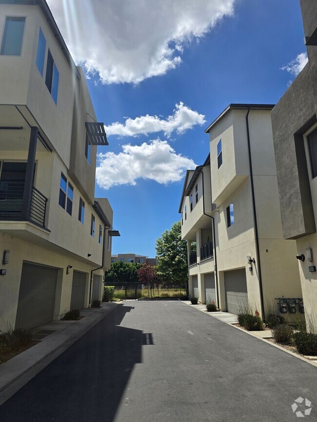 Building Photo - Breathtaking 4-bedroom, 3.5-bathroom townh... Rental