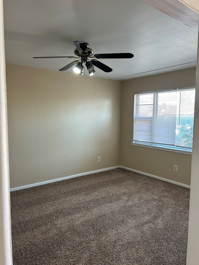 Photo - 1720 E 49th St