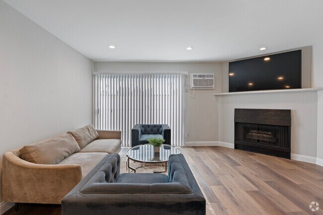 1 habitación, 1 baño, 800 pies cuadrados, sala de estar - 257 S Manhattan Pl