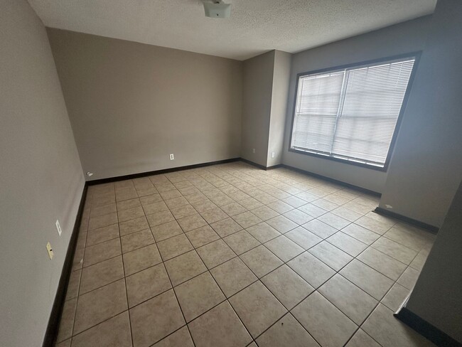 Building Photo - 106 Limoges St Unit B