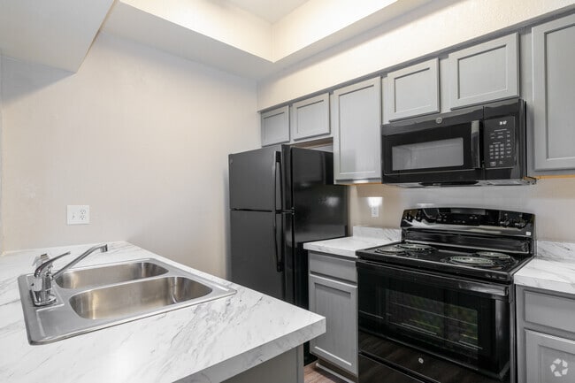 Townhome - 1,100SF - Kitchen - Waterford Apartments