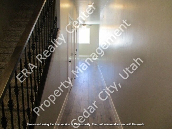 Photo - Move-In Discount - 3 Bedroom - 2.5 bathroom - in the heart of Cedar City!