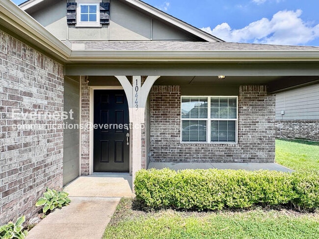 Photo - 3 Bed, 2 Bath Home with Garage / Pet-Friendly / Available Now!