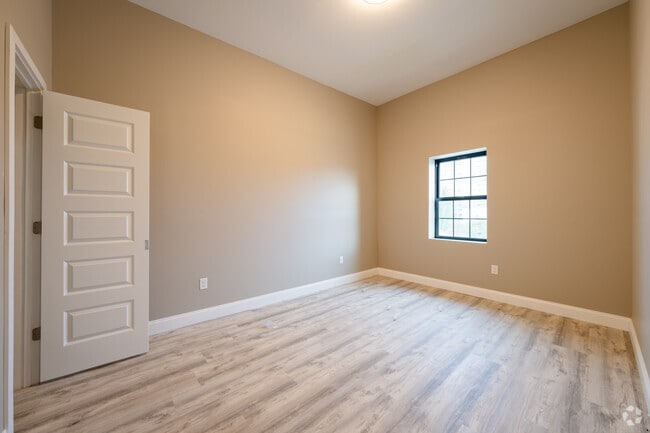 2BR, 2BA - 650SF