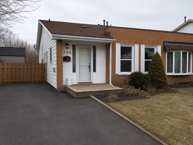Building Photo - 396 Fleetwood Dr Unit 1