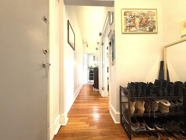 Building Photo - 72 Strathmore Rd Unit 2B