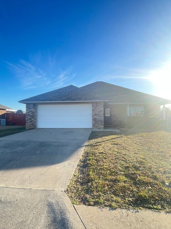 Photo - 3 Bedrooms, 2 Bath (Hot Tub), 2 Car Garage House. Total Electric.