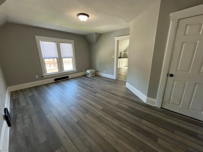 Building Photo - Brad's Longfellow Unit Up
