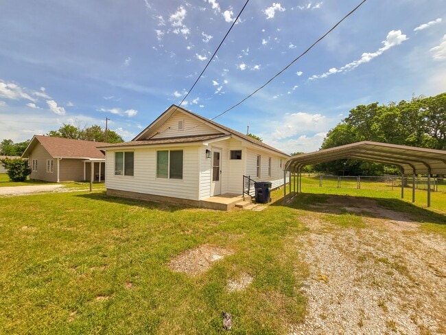 3 Bedroom 1 Bath Home in Shawnee! - 3 Bedroom 1 Bath Home in Shawnee!