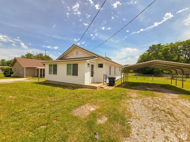 Building Photo - 3 Bedroom 1 Bath Home in Shawnee!