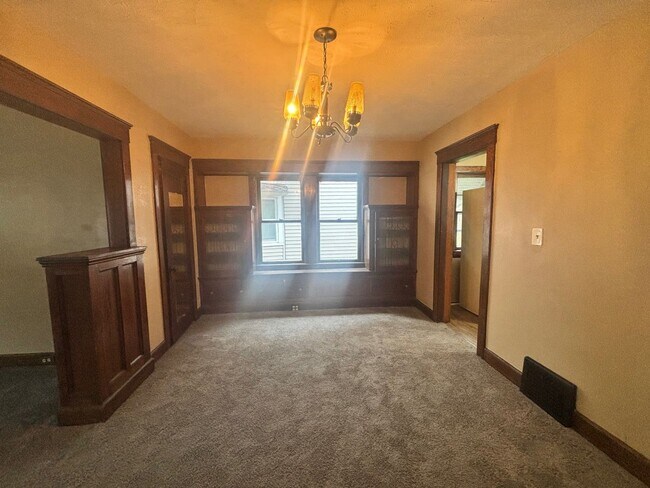 Building Photo - 7505 Halle Ave Unit DN