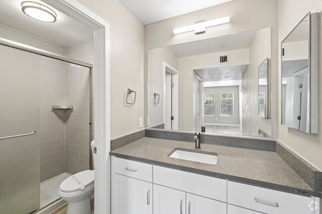 2BR, 2BA - 1,026SF - Primary Bathroom
