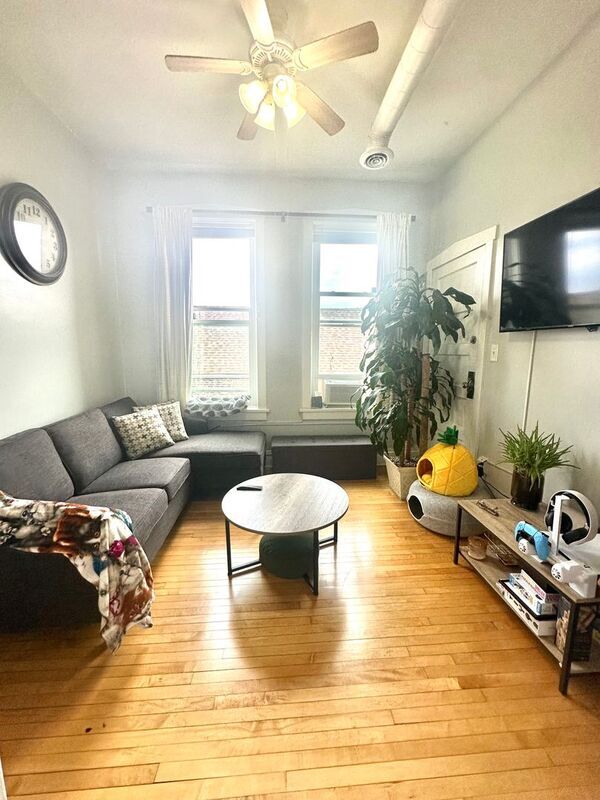 Building Photo - 2303 S Oakley Ave Unit 3R