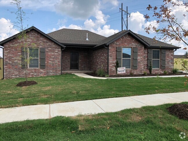 Building Photo - Great Location, Beautiful Bentonville Home...