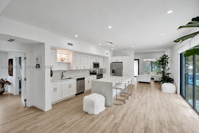 180 SW 38th Ct