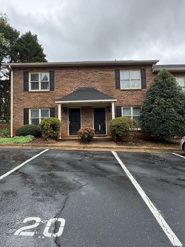 Photo - 3-Bedroom Townhome Just Minutes From Downtown Hickory!