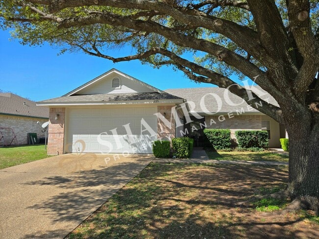 Building Photo - Duplex near Hewitt Park