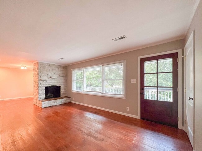 Photo - 5/3 updated Mid-Century Modern with original hardwoods