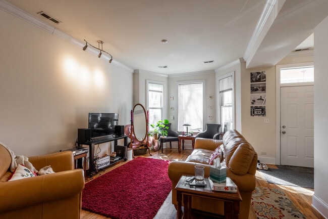 Building Photo - 1314 W Roscoe St Unit 1