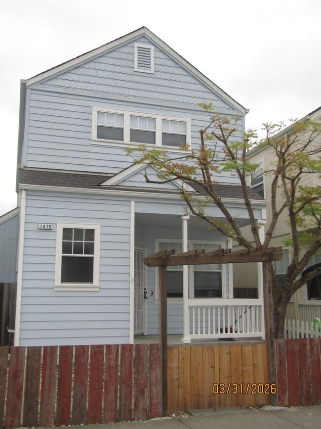 Building Photo - Beautifully updated single family house available NOW!  $3,000 per month
