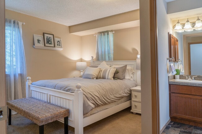 Relax in this beautifully furnished bedroom featuring warm tones and a serene atmosphere.
