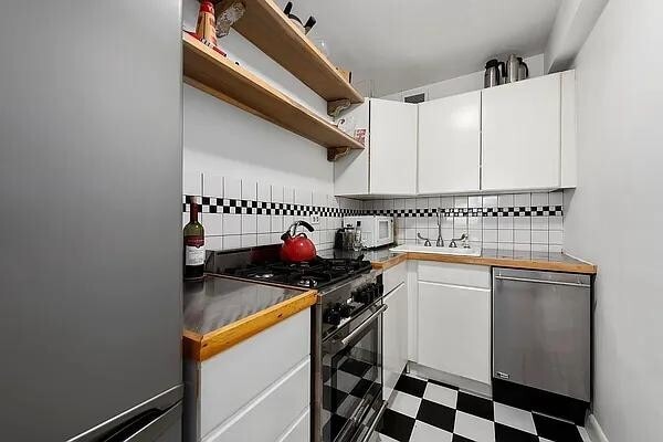 Building Photo - 142 E 16th St Rental