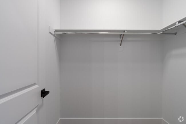 3BR, 2.5BA - 1,698SF - Walk-In Closet