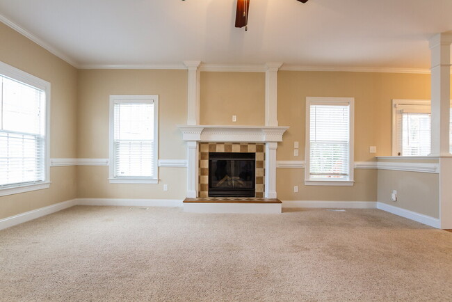 Photo - 221 Worthington Ct