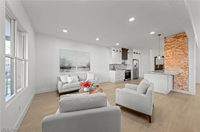 Photo - 1422 W 77th St