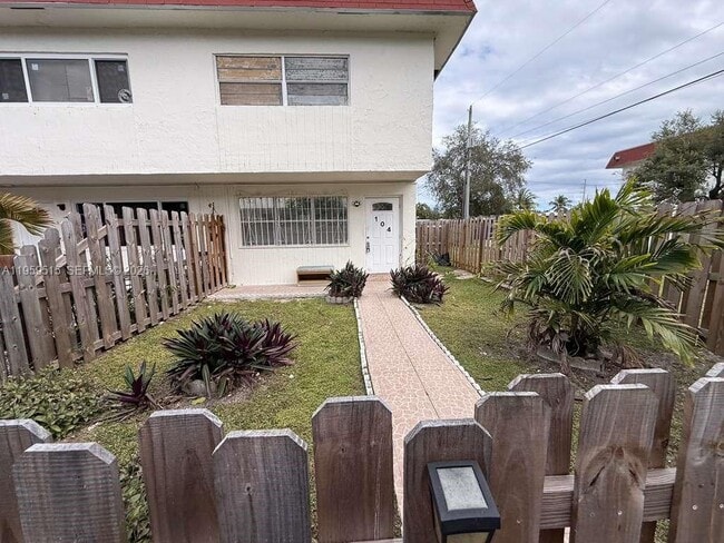 Building Photo - 1520 NE 151st St Unit 104