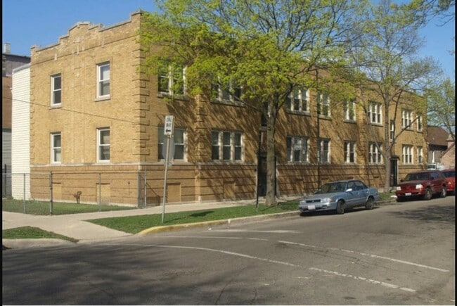 Building Photo - 4024 W Cortland St Unit 2