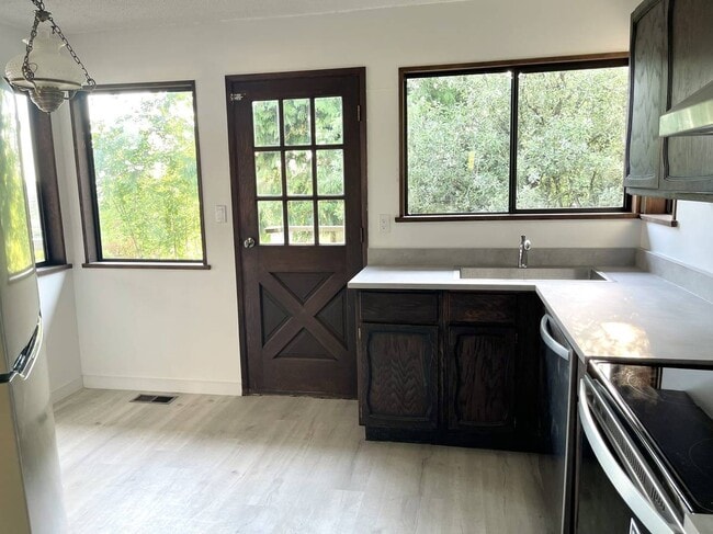 Photo - 2133 Sperling Av