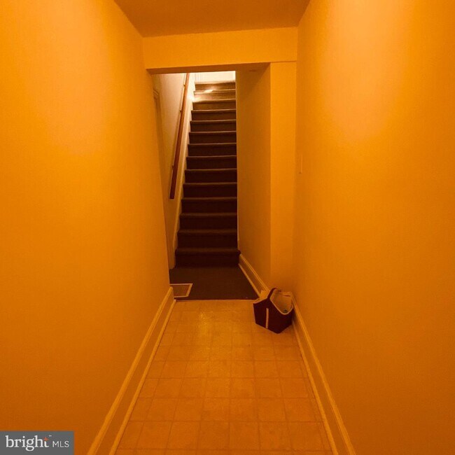 Building Photo - 328 S Broadway