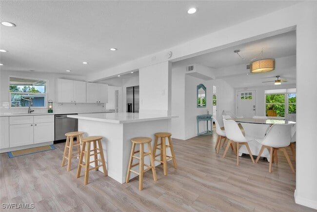 Photo - 2048 Holiday Ln