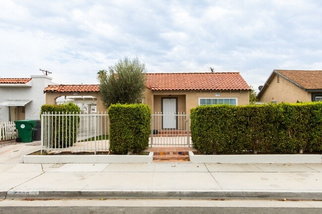 Building Photo - POOL HOME 3 BEDROOMS 3 BATHS