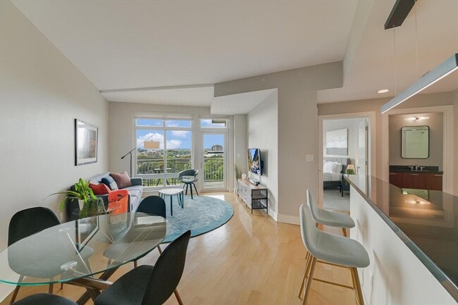 Building Photo - 603 Davis St Unit 712