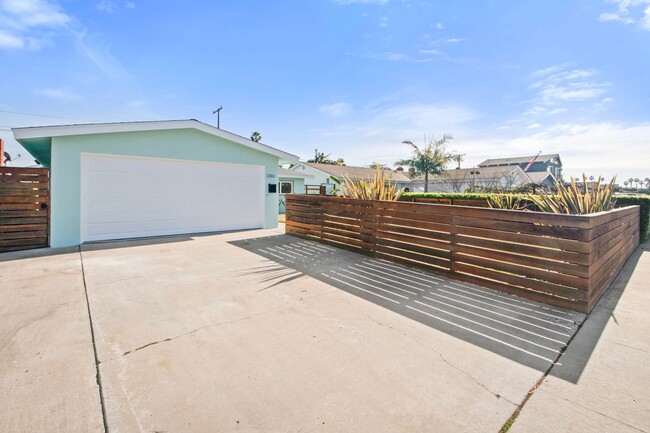 Updated 3 bedroom Home with Fenced Yard - Updated 3 bedroom Home with Fenced Yard