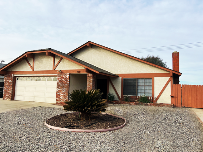 LOCATION, WEST SIDE HEMET! GARDENER INCLUDED - LOCATION, WEST SIDE HEMET! GARDENER INCLUDED Casa