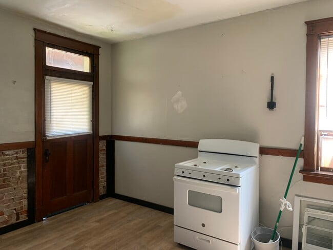 Building Photo - 4658 Michigan Ave Unit 4656-2F Michigan Ave