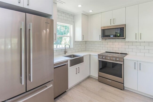 Great kitchen layout with new appliances - 1219 Solana Rd Unit 18