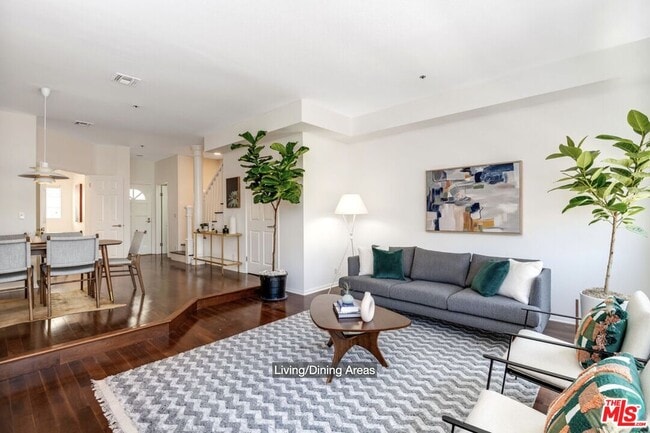 Building Photo - 850 N Poinsettia Pl