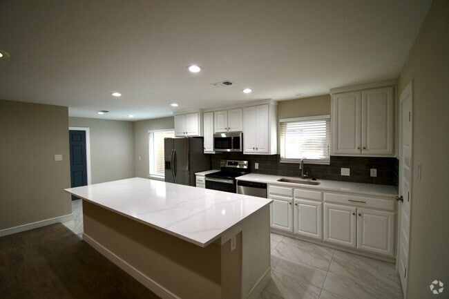 Building Photo - Beautifully remodeled 4 bedroom, 3 Bath Rental